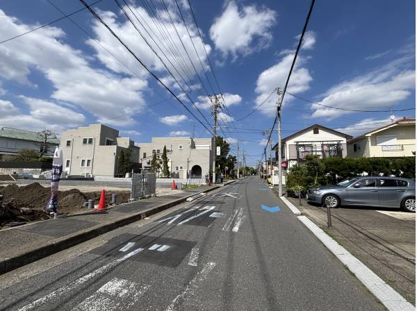約７ｍの広めの道路に面し、陽当りはもちろん車のアプローチも安心