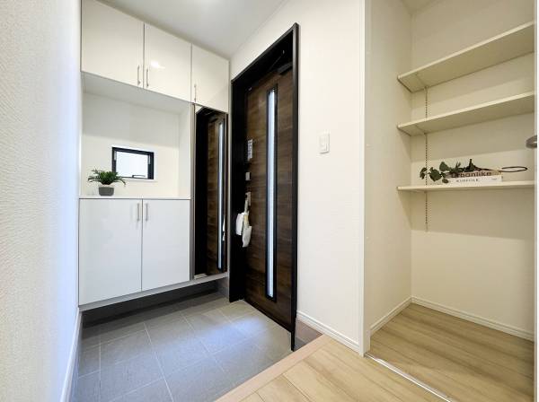 玄関横には棚や収納スペースを完備