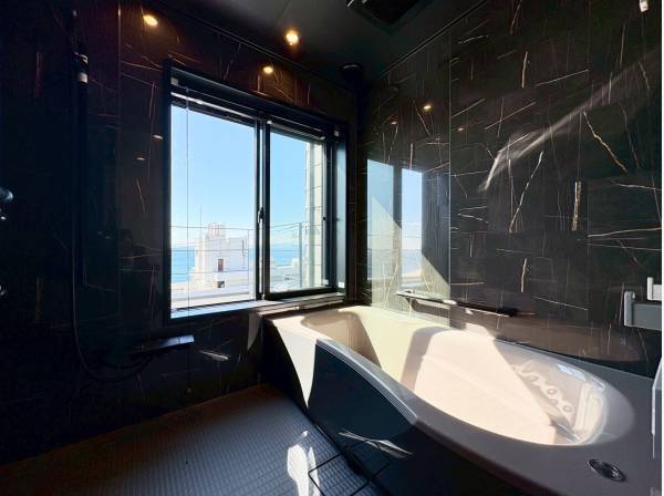 重厚感ある素敵な雰囲気のバスルームからもオーシャンビュー