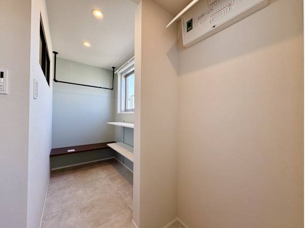 玄関スペースには広々とした収納スペースがございます！