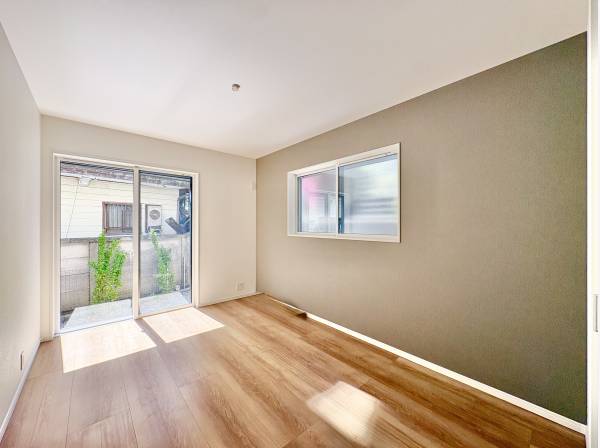 ２面採光のおかげでとても明るい居室です