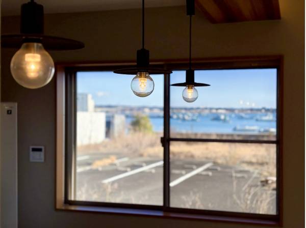 キッチンカウンターに腰かけて、海を見ながら珈琲タイム♪