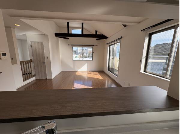 キッチンからの風景も窓が多くて明るいです。