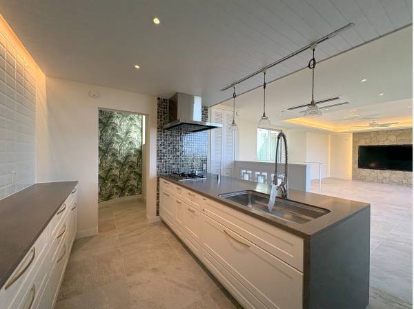 オープンな雰囲気なキッチン。大容量のパントリーも完備