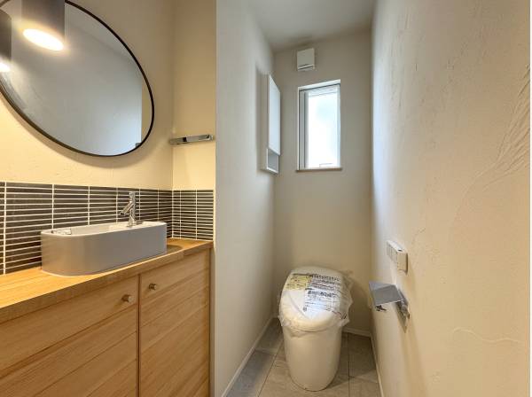 落ち着きそうなトイレですねぇ。