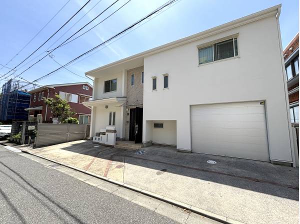 ゆとりの約８８坪の敷地に建つ海を望むガレージハウス