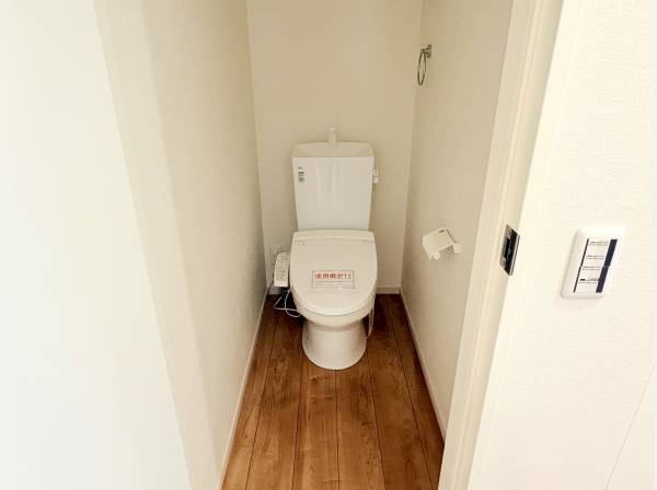 木目調の床が温かみを演出する清潔感あふれるレストルーム
