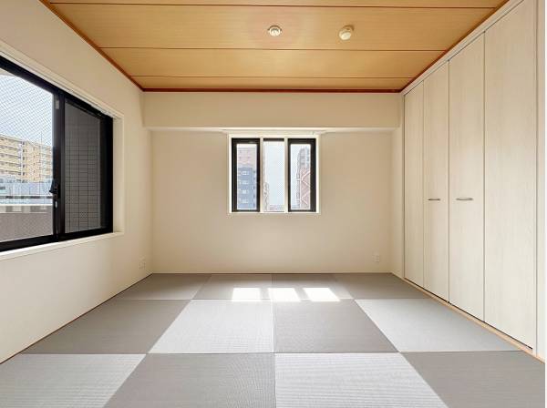 板張りの天井と琉球畳がモダンな印象を与えます