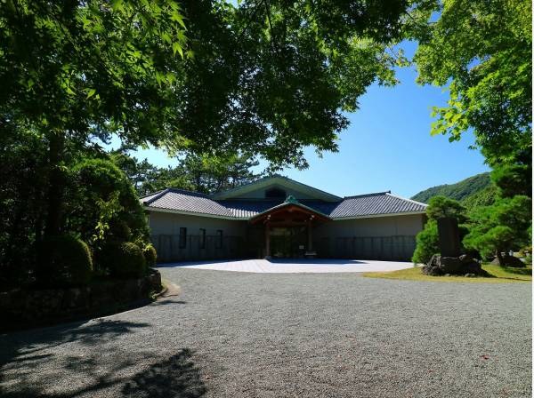 葉山しおさい公園まで約900m