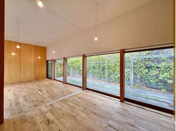 ダイナミックに設計されて大きな窓