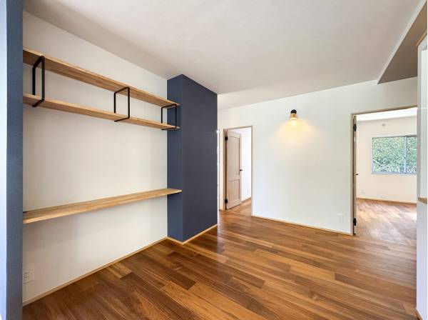 ライティングスペースにはお気に入りを飾りましょう