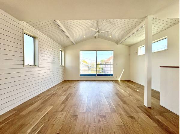 天井高で窓が多く開放的なリビングです。