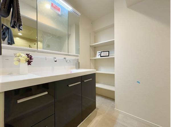 パウダールームは清潔感のある空間に新調済み