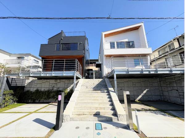 左側建物になります