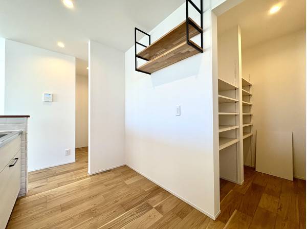 キッチン背面には大容量のパントリー