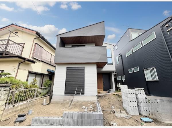 カースペース1台付き、建物外観