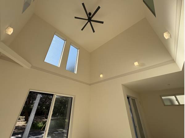 高い天井にはシーリングファンが回り、ハイサイドの窓から陽が降り注ぎます