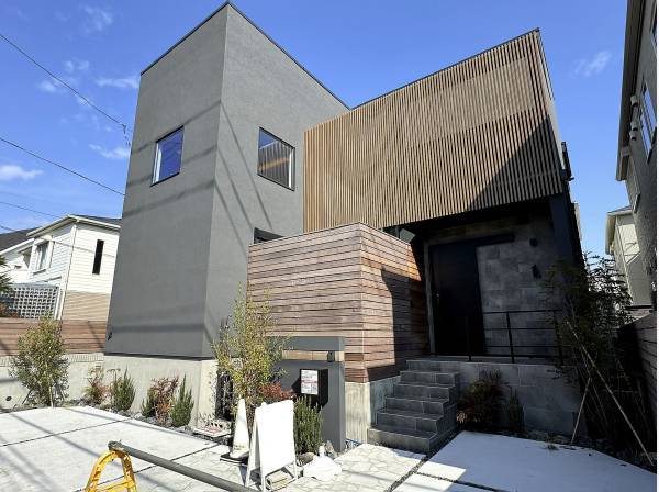 構成美が際立つモダンファサード