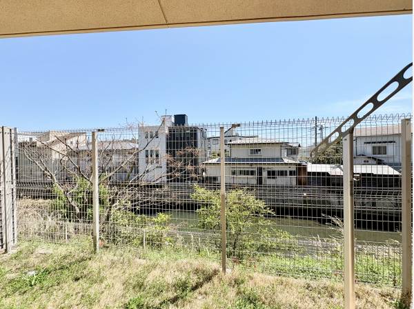 バルコニーから滑川を望めます