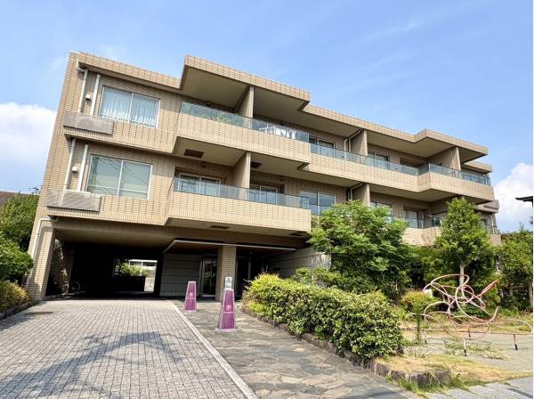 重厚感漂う低層レジデンス
