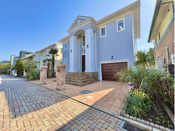 インターロッキングの街並みに馴染む、ヨーロピアンテイストの邸宅。