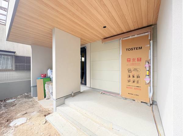 雨の日も安心の奥行きのあるカバードポーチ