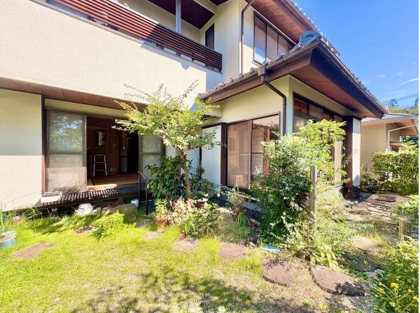 青空と緑が映える、どこか懐かしく温もりのある和風建築