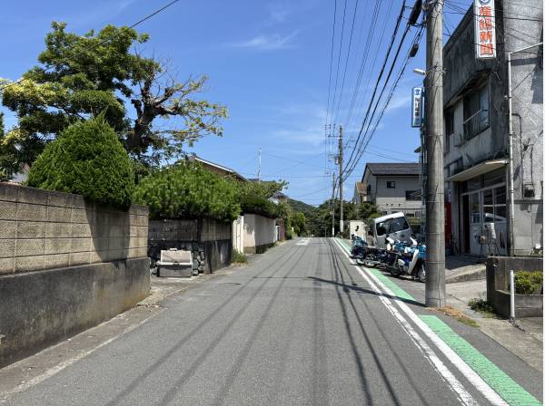 前面道路６ｍ超と葉山の中でも数少ない広い道路に面した土地