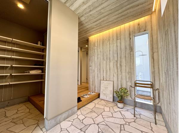 住まいの顔となる、ゆとりと開放感を備えた玄関。隣接のSICが靴やアウターを収め、常に美しく整った空間でゲストを迎えます