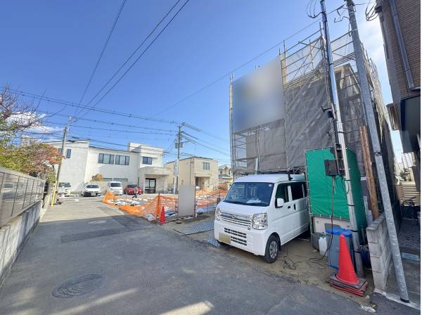 大通りから少し離れた車通りの少ない穏やかな立地です