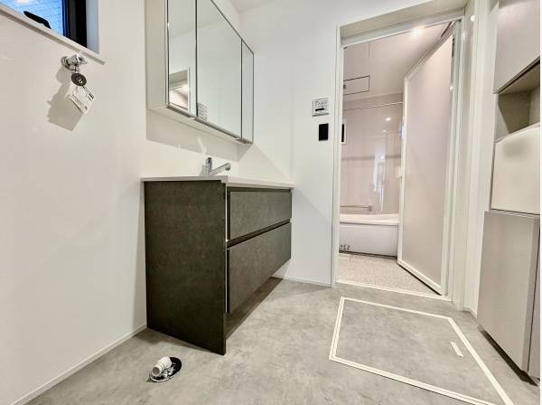 洗面所も広々としていて、リラックスできますね。