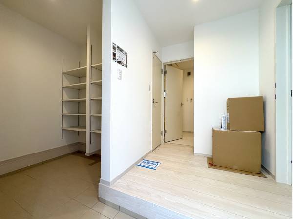 シューズクローク付きの広々玄関