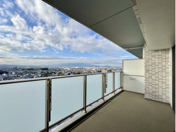 空の広さを感じる奥行きあるバルコニー