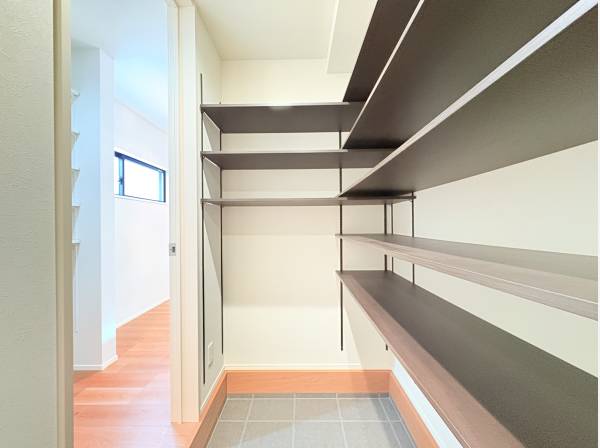 玄関横ＳＩＣから扉絵御開けると直接パントリーへキッチン、リビングへと回遊可能