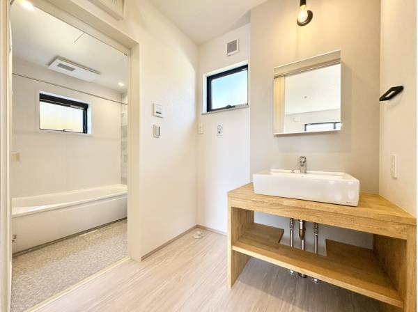 造作の洗面化粧台