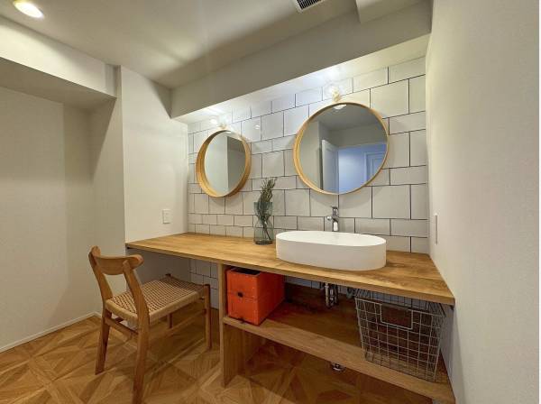 2つの鏡を配置した新たな洗面化粧台。オリジナルの造作です。