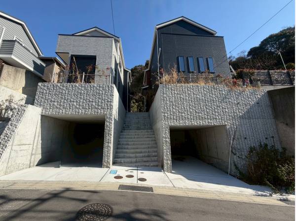 右側の素敵な新築戸建でございます