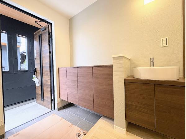 独立洗面台もある玄関スペース