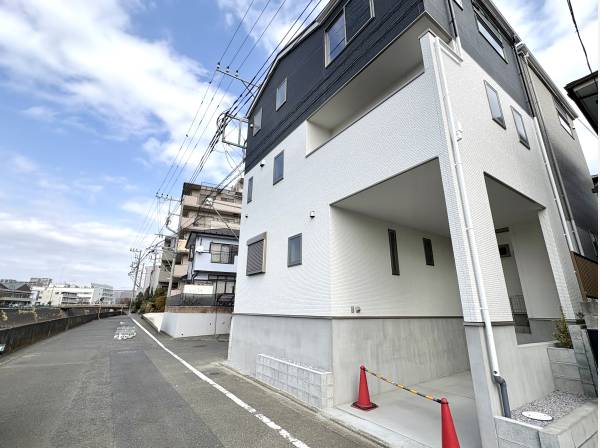 ビルトインガレージ付き。前面もゆとりがあり、開放感があります。