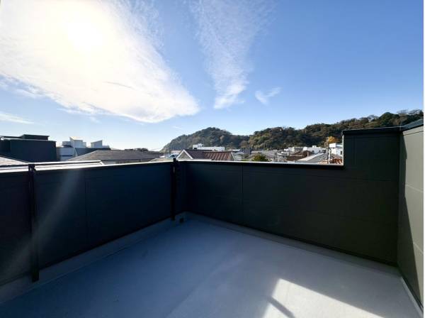ルーフトップバルコニーからは鎌倉の美しい街並みを眺めます。