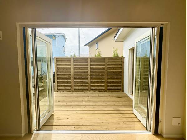 リビングのオープンエアサッシを開けるとより開放感ある住宅になります