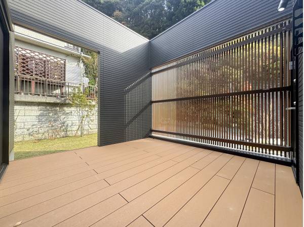 閉鎖感のないルーバーが素敵なプライベートデッキ