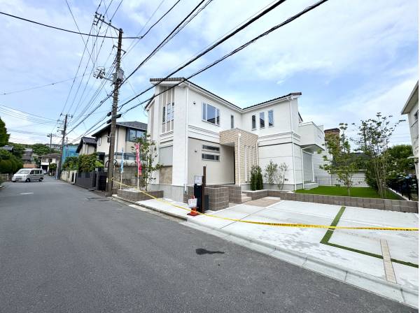 前面道路も広く車の通行も安心です