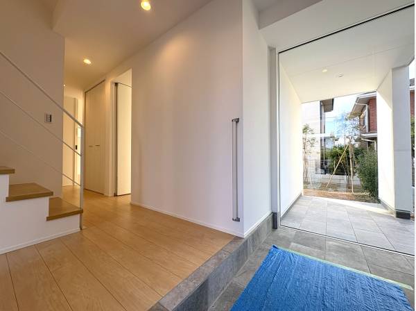 広い土間が出迎えてくれ、その先には中庭のようなテラス