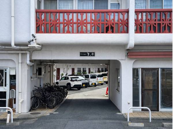 赤い手摺が印象的、どこか懐かしさ漂うエントランス部。