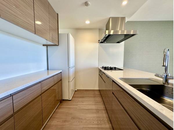 キッチンは吊り戸棚など完備でスッキリ保てる空間に。