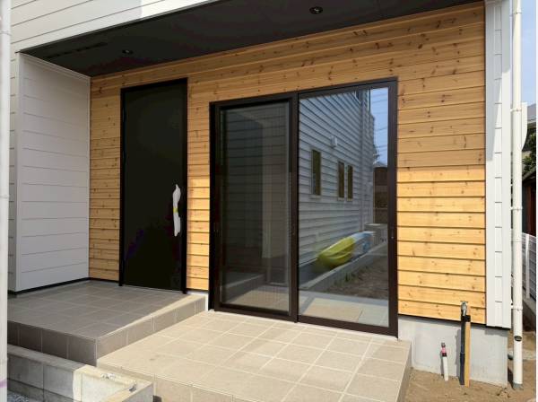 木目の映えるエントランス