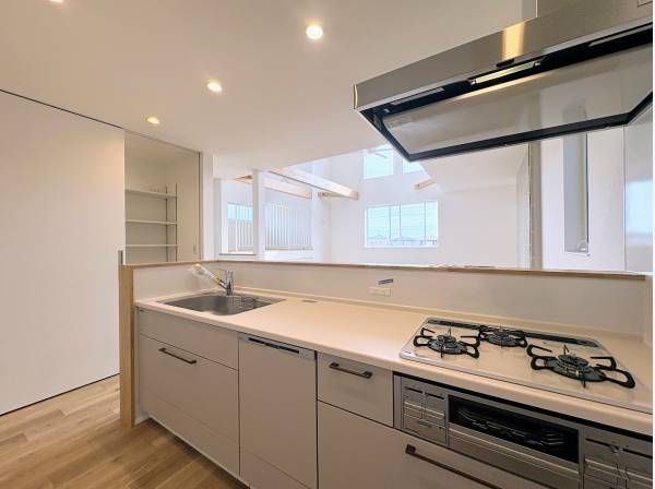 家族の顔が見える対面式キッチン