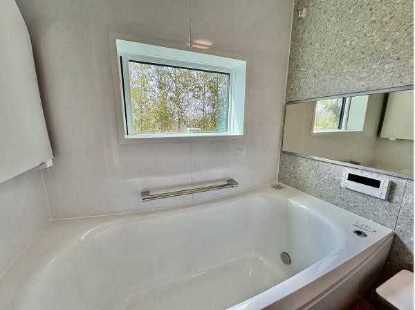 お風呂には窓があり、竹林が見えますよ！