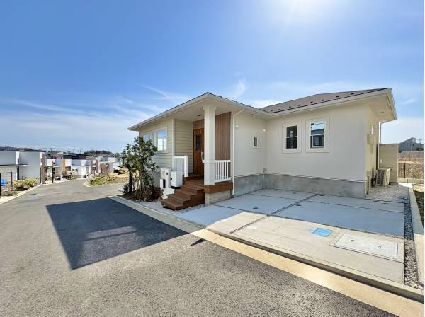 閑静な住宅地に馴染む落ち着いた色合いの外観